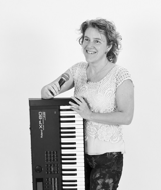 Dorien staand met een keyboard in haar hand