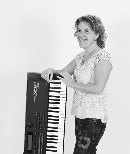 Dorien staand met een keyboard in haar hand