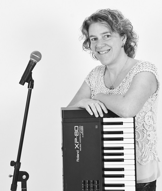 Dorien staand met een keyboard in haar hand